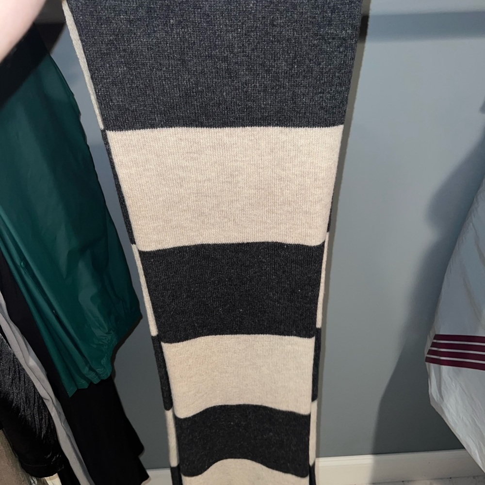 H&M Black and Cream Knit Scarf